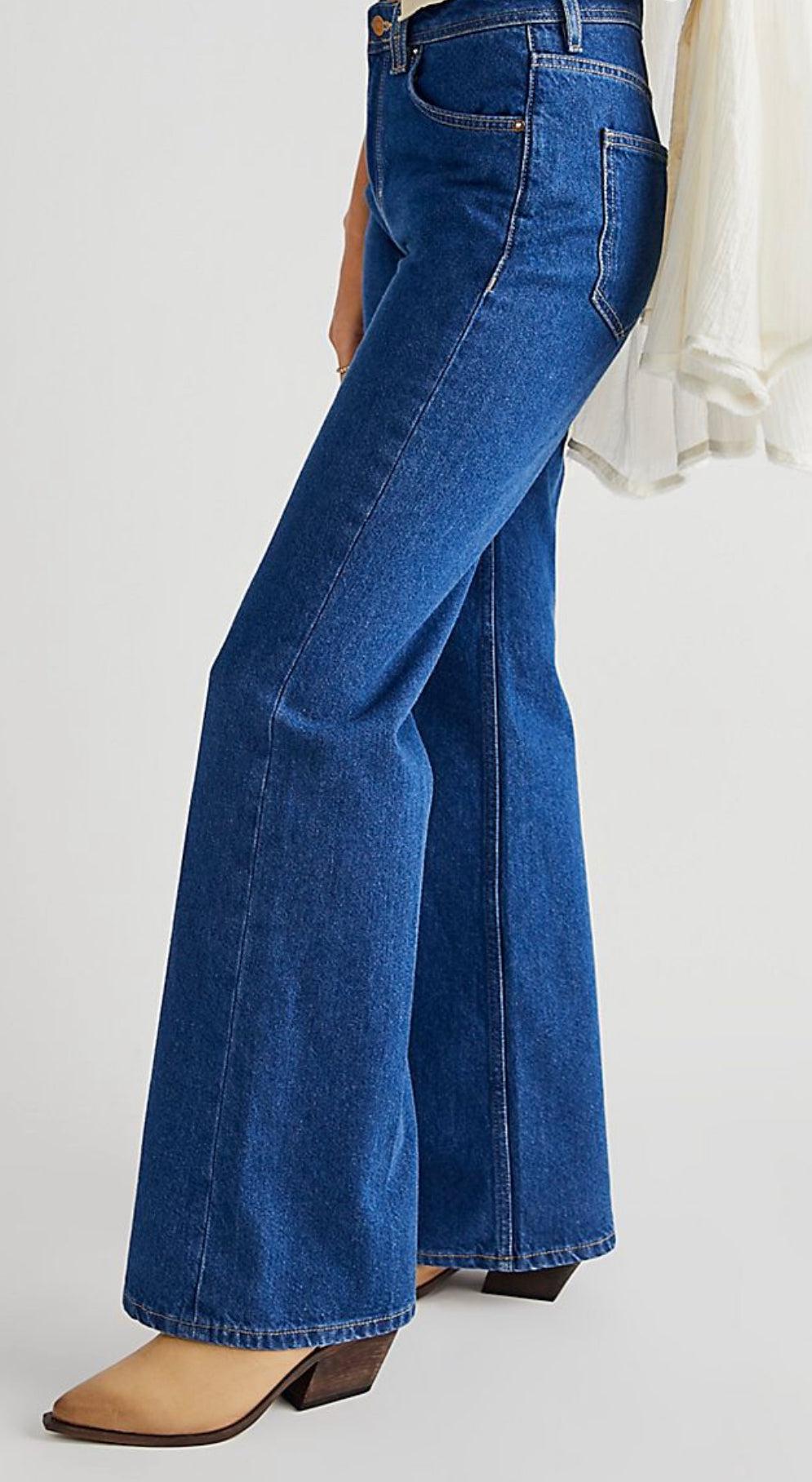 Free People - Ava High-Rise Bootcut Jeans in timeless Blue