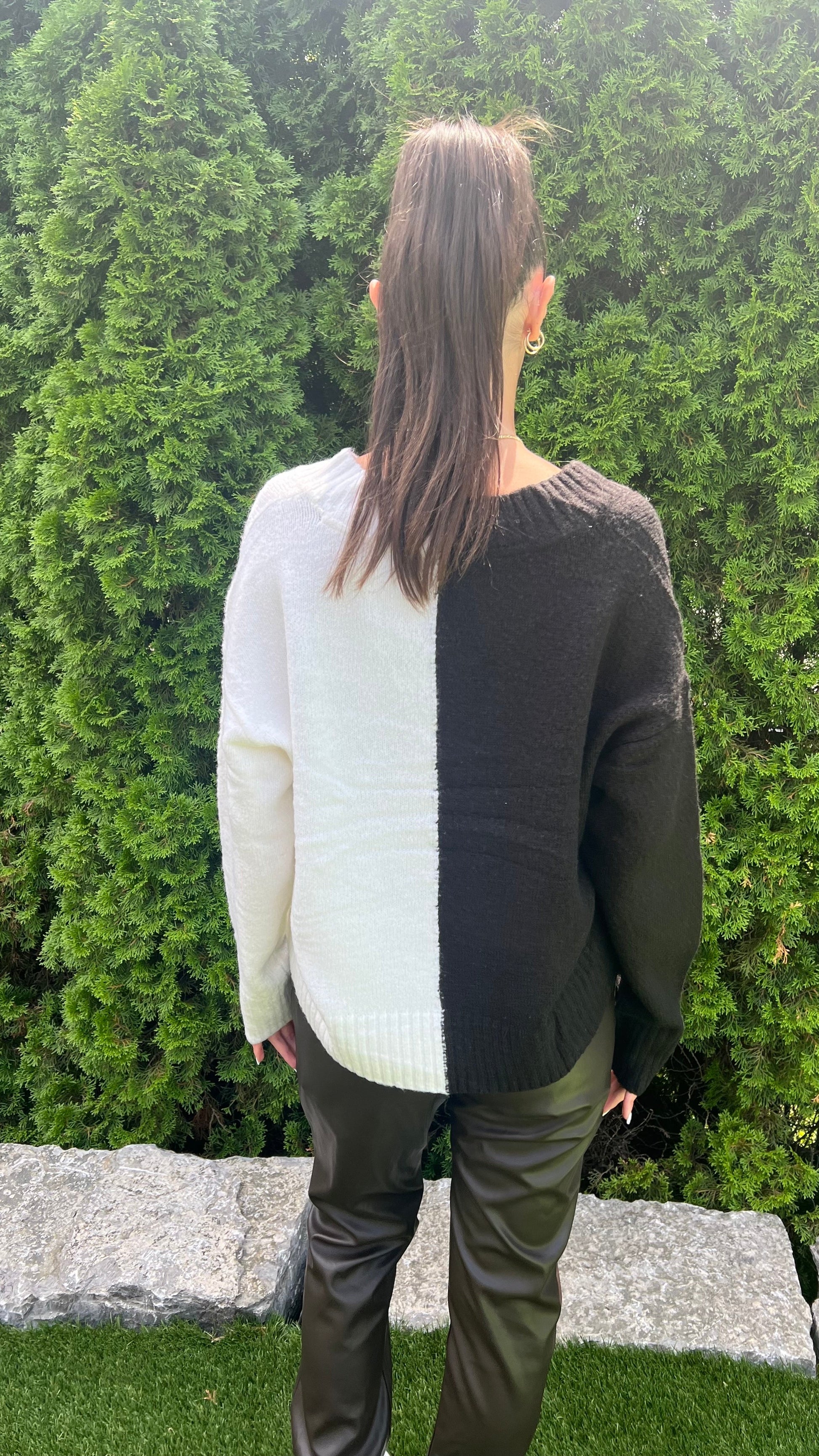 RD Style Roxy Mossy Colour Block V-Neck | Black and white