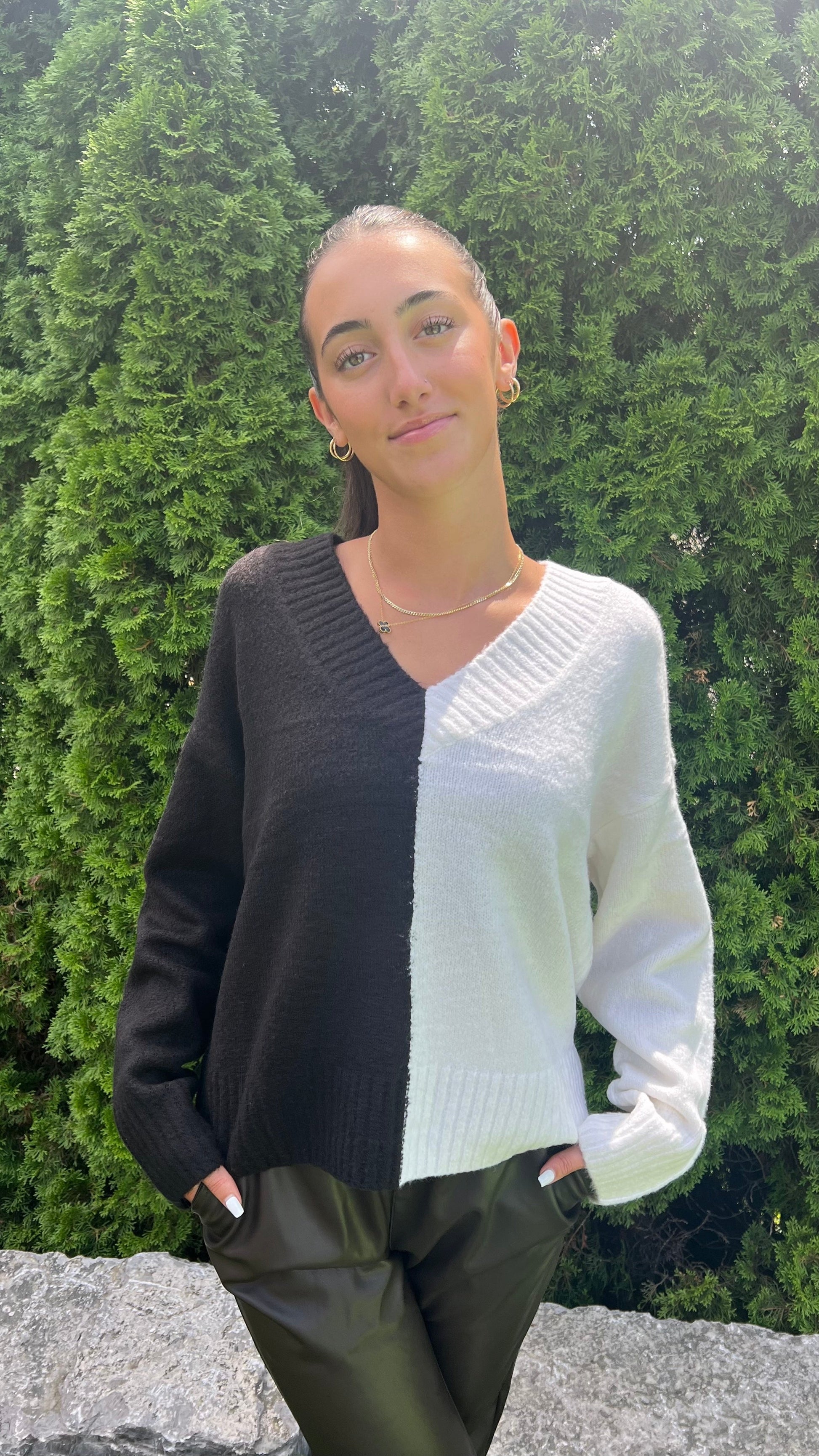 RD Style Roxy Mossy Colour Block V-Neck | Black and white